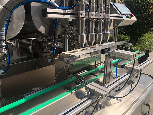 鄭州大顆粒醬料灌裝機生產線實拍