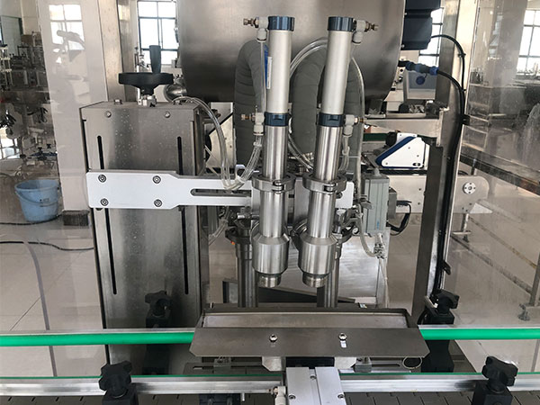 雙頭醬料灌裝生產線實拍圖